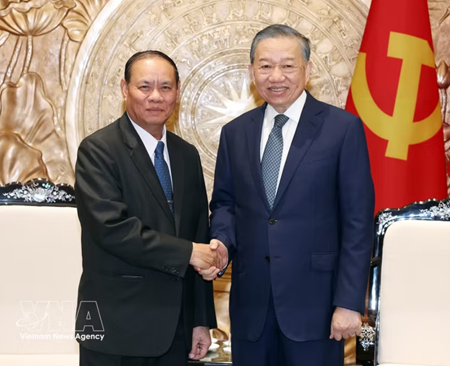 Viet Nam attaches great importance and gives highest priority to developing relations with Laos: Top leader